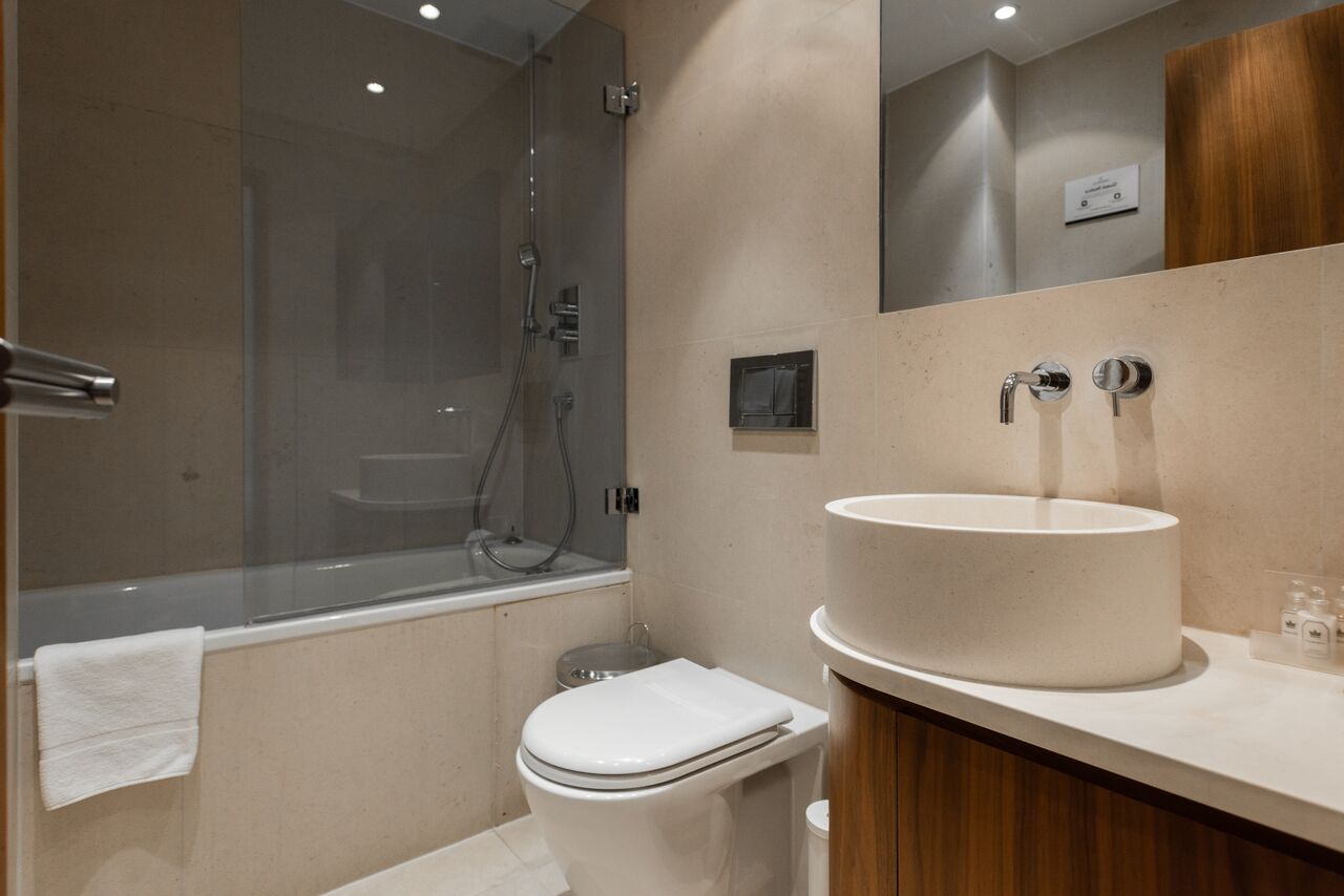 Standard Studio Bathroom - Presidential Apartments, Kensington